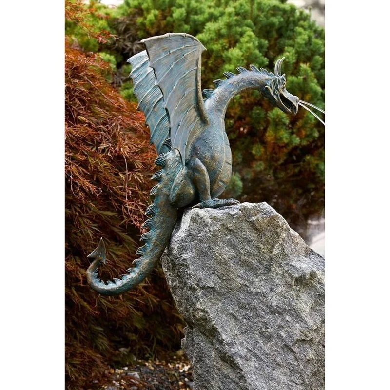 Drachenvogel Saphira, wasserspeiend