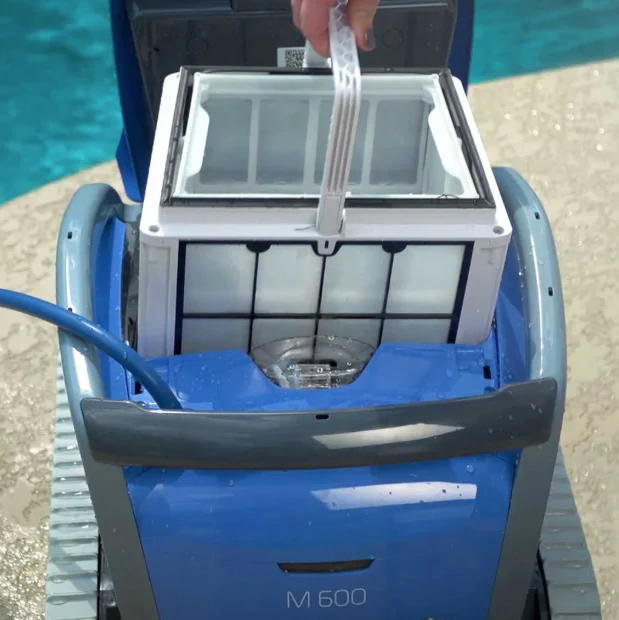 Aspirador de Piscina Eléctrico e Automático MAYTRONICS DOLPHIN M600 Active X6 limpa fundos robot