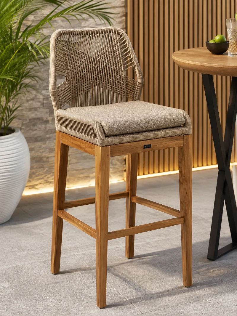 Chaise haute Cayo 45 po par Atoll – Aluminium, cordage haut de gamme et teck d’Indonésie