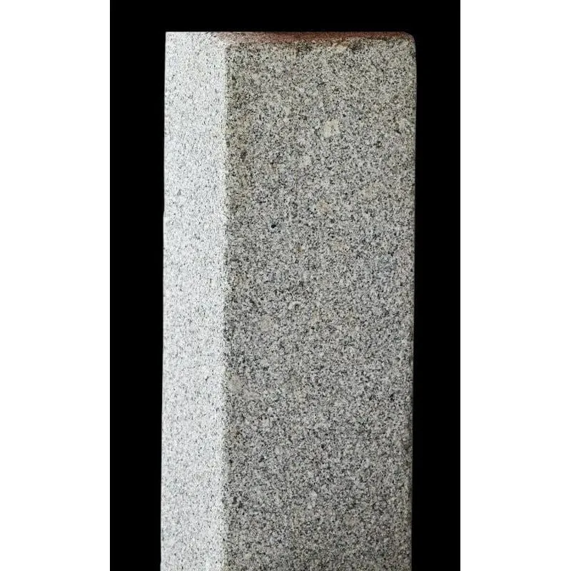 Granitstele groß, fein gestockt