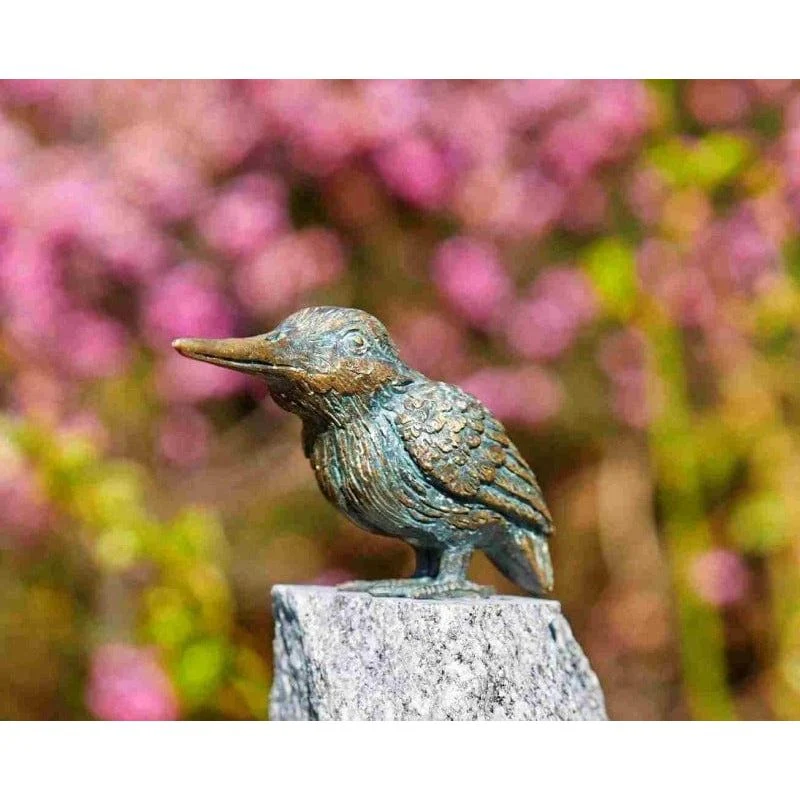 Eisvogel Flügel zu mit Granit Findling