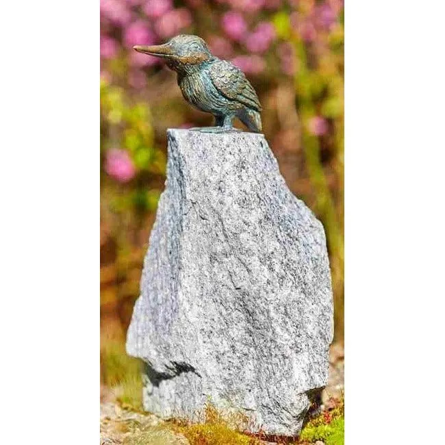 Eisvogel Flügel zu mit Granit Findling