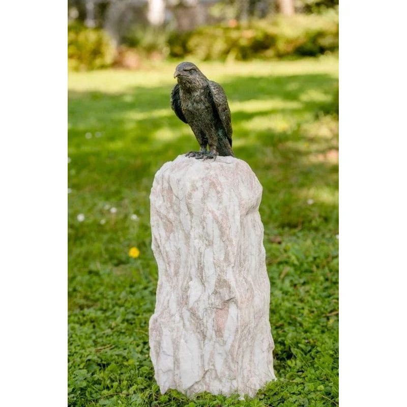 Roter Milan klein – Bronzefigur (110 x 30 x 25 cm)