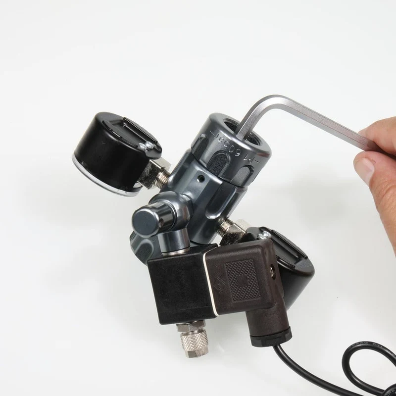 JBL PROFLORA CO2 REGULATOR PROFESSIONAL - Détendeur pour systèmes de fertilisation au CO2 des plantes d'aquarium, avec 2 manomètres et 1 électrovanne pour coupure nocturne.