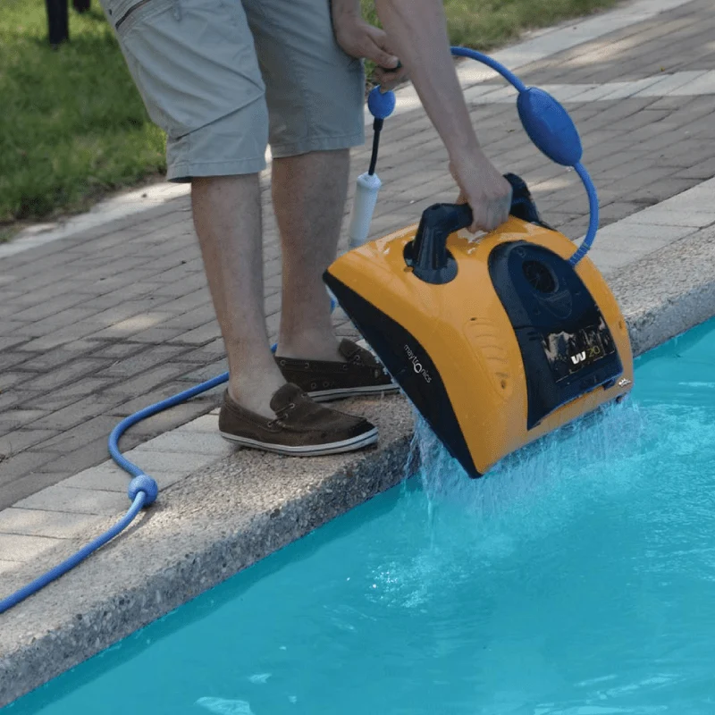 Aspirador robot Maytronics Dolphin W20 limpa fundos piscina publica