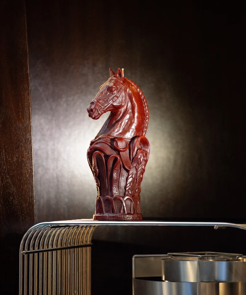 Rêve Equestre Bougie sculptée cavalier d'échec cuir brun