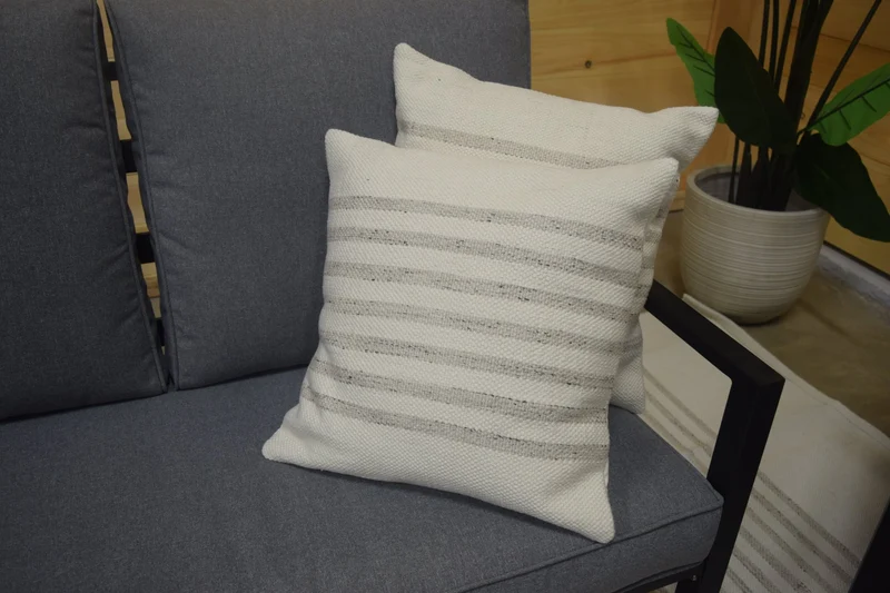 Coussin ligné gris 18po x 18po - Collection Élément